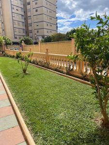 Ogród w obiekcie Estudio en Fuengirola con vistas al mar