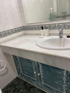 łazienka z umywalką i lustrem w obiekcie Estudio en Fuengirola con vistas al mar w mieście Fuengirola