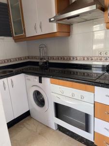 kuchnia ze zmywarką i pralką w obiekcie Estudio en Fuengirola con vistas al mar w mieście Fuengirola +13 zdjęć
