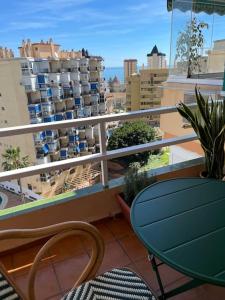 balkon ze stołem i krzesłami na budynku w obiekcie Estudio en Fuengirola con vistas al mar w mieście Fuengirola
