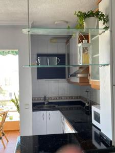 kuchnia ze zlewem i blatem w obiekcie Estudio en Fuengirola con vistas al mar w mieście Fuengirola
