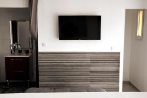 オリオールにあるStudio indépendant Auriolのベッドルーム1室(壁に薄型テレビ付)