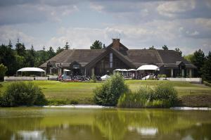 Gallery image of Golf Hotel de Mont Griffon in Luzarches
