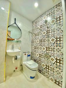 a bathroom with a toilet and a sink at Hotel Phước Thịnh in Vĩnh Long