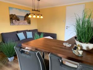 a living room with a wooden table and a couch at Ferienhaus Brise - Schmugglerhus in Wieck
