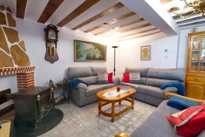 een woonkamer met 2 banken en een tv bij Cuencaloft Zarzuela in Zarzuela