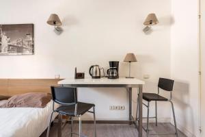 マルセイユにあるMarseille Prado Perierのベッドルーム1室(テーブル、椅子2脚、ベッド1台付)