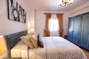 Un dormitorio con una cama grande con almohadas. en Cuencaloft Zarzuela, en Zarzuela