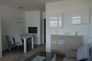 沙博伊茨的住宿－Ferienwohnung-412-im-Berliner-Hof，厨房以及带桌椅的起居室。