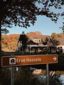 een straatbord voor een huis bij Boutique B&B Erve Hasselo in Vorden