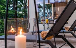 韋爾特湖畔費爾登的住宿－das Balance - Spa & Golf Hotel am Wörthersee，壁炉旁的一张桌子上的蜡烛