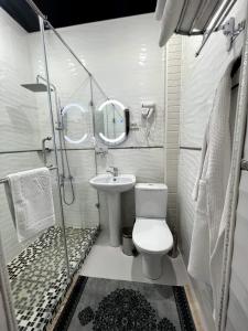 Vonios kambarys apgyvendinimo įstaigoje ROSE HOTEL