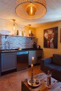 una cocina con fregadero y una mesa con una vela en El sueño de Andalucia, en Huércal-Overa