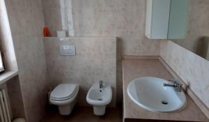 een kleine badkamer met een toilet en een wastafel bij My Holidays - Casa Laura in Domaso