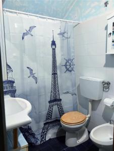 un bagno con tenda doccia con la torre Eiffel di Casa Tonfoni a Torre del Lago Puccini