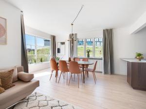 - une salle à manger et un salon avec une table et des chaises dans l'établissement Sanders Charm - Endearing Two-Bedroom Apartment with Shared Garden, à Copenhague