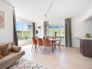 Un comedor y una sala de estar con mesa y sillas. en Sanders Charm - Endearing Two-Bedroom Apartment with Shared Garden, en Copenhague 22 fotos más