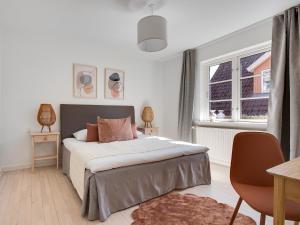 - une chambre avec un lit, une table et une fenêtre dans l'établissement Sanders Charm - Endearing Two-Bedroom Apartment with Shared Garden, à Copenhague