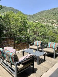 twee stoelen en een tafel op een terras met uitzicht bij Villa Cavalaire luxueuse & calme avec piscine in Cavalaire-sur-Mer