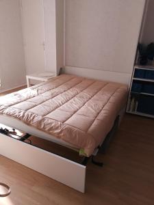 uma cama num pequeno quarto com um colchão em Studio "Voile de nacre" em Bernières-sur-Mer