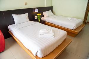 2 Betten mit Handtüchern auf einem Zimmer in der Unterkunft Patong eyes in Patong Beach
