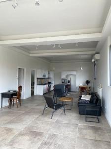 een woonkamer met een bank en een tafel bij Oikos Olympos in Ágios Spyrídon