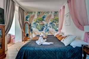 een slaapkamer met een bed met een knuffeldier erop bij Hotel Des Artistes in Tarascon
