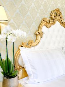 سرير أو أسرّة في غرفة في فندق كولومبيا