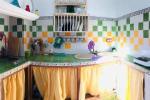 uma cozinha com um balcão com um lavatório em Casa Mora em Encinasola