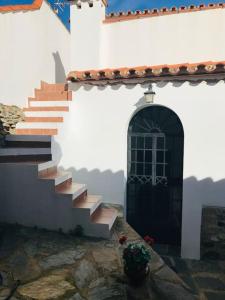 uma escada que leva a uma casa com uma porta em Casa Mora em Encinasola