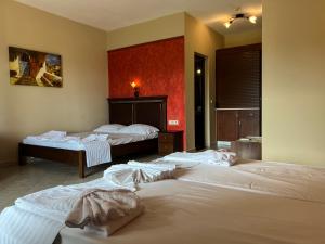 Dos camas en una habitación de hotel con toallas. en ADG Luxurious Apartments, en Leptokarya