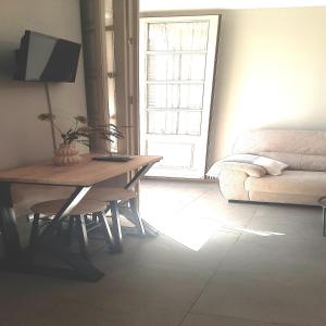 マラガにあるApartamento Casas de Camposのリビングルーム(テーブル、ソファ付)