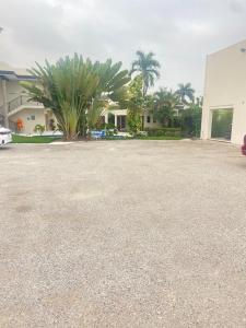 a parking lot in front of a building with palm trees at Hotel El Mirador in Ciudad Valles