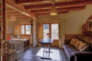a living room with a couch and a table at Casita de Noah by Apartamentos Arnedillo in Arnedillo