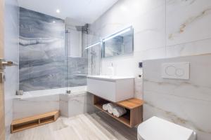 Ένα μπάνιο στο Residence Meynadier - apartments - New - AC - Wifi - Close Beach and Palais - LRA Cannes