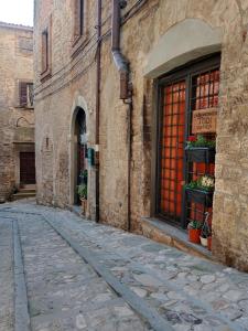 un vicolo in un vecchio edificio in pietra con finestra di Casa vacanza Todi Antica a Todi