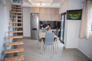 une cuisine et une salle à manger avec une table et une télévision dans l'établissement Sea View Frini Lefkada, à Leucade