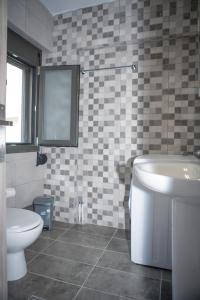 La salle de bains est pourvue de toilettes, d'un lavabo et d'une baignoire. dans l'établissement Sea View Frini Lefkada, à Leucade