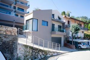 vista su una casa dalla strada di Sea View Frini Lefkada a Città di Lefkada