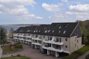 una vista aérea de un edificio con paneles solares en fewo1846 - Strandresidenz Wassersleben Südblick App 689 - komfortables Apartment mit Balkon und Meerblick, en Harrislee