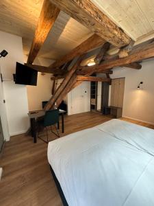 a bedroom with a large bed and a desk at Hopfenhotel am Adenauerufer in Bamberg