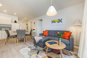 uma sala de estar com um sofá azul e uma mesa em Suite "Lycka" em Zingst