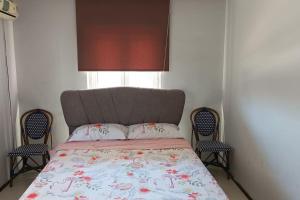 Bayrakliにある3 rooms and living room, centrally located, large apartmentのベッドルーム1室(ベッド1台、椅子2脚、窓付)