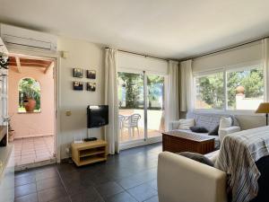 a living room with a couch and a tv at Ava Senia 4-1 in Begur