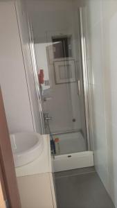 biała łazienka z prysznicem i umywalką w obiekcie 3 rooms and living room, centrally located, large apartment w mieście Bayrakli
