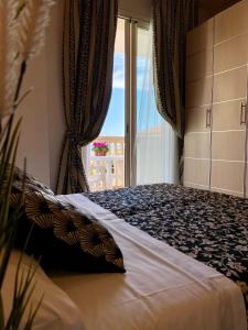 um quarto com uma cama grande e uma janela em Residence T2 em Rimini