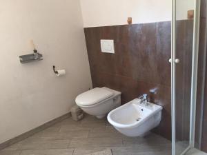 Casa Costa Outlet 2 في سيرافالي سكريفيا: حمام مع مرحاض ومغسلة
