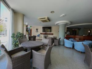ein Restaurant mit Tischen und Stühlen und eine Bar in der Unterkunft Hotel Pari in Misano Adriatico