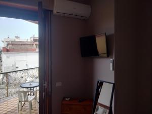 Cette chambre dispose d'une télévision murale à écran plat. dans l'établissement Mediterraneo, à Boscoreale