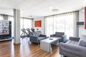 a living room with two couches and a table at Sweet Hotel Renasa in Valencia